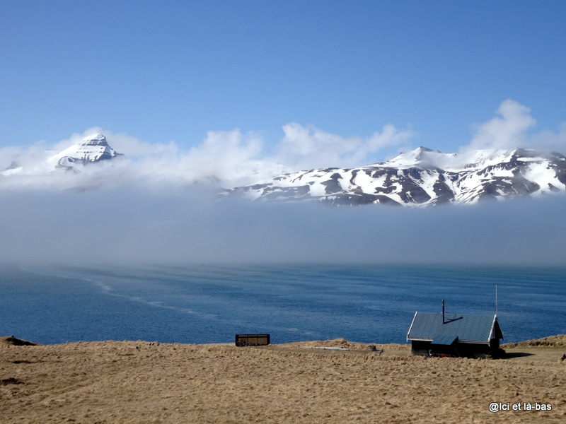 Islande, Montagne dans la brume, Fjord de Bakkagerdi