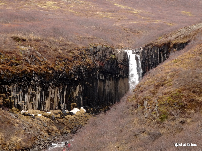Cascade sur paroi de basalte, Islande