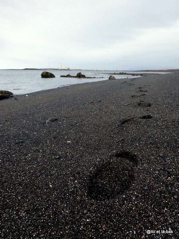 Trace de pas sur une plage déserte à Reykjavik, Islande
