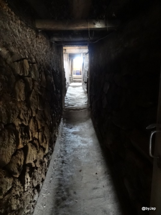 Vu du tunnel en pierre dans une maison rurale islandaise qui communique deux habitations