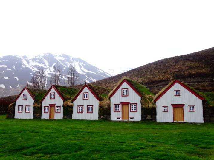 Succession de maisonnettes rurales islandaises au village de Laufàs