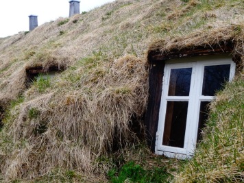 Toit en paille et foin d'une maison rurale islandaise