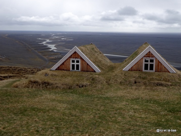 Vue du toit d'une ferme islandaise sur fond du Sandur