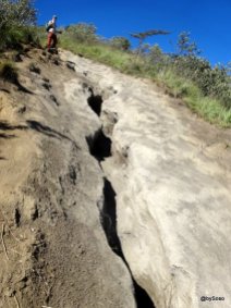 Crevasse dans la roche sur le chemin de randonnée du Mont Longonot au Kenya