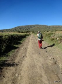 Un marcheur sur le chemin de randonnée du Mont Longonot au Kenya
