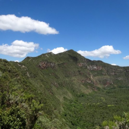Vue partielle du cratère du Mont Longonot au Kenya